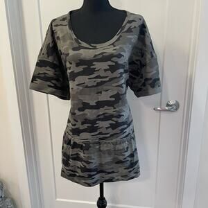 The Sweatshirt pullover siz 2X camouflage relaxed fit slight flared himline S/L